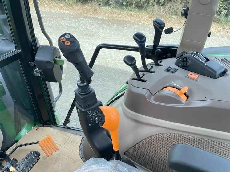 <em class="placeholder">Joystick à téléflexible de chargeur frontal de tracteur John Deere 5M</em>