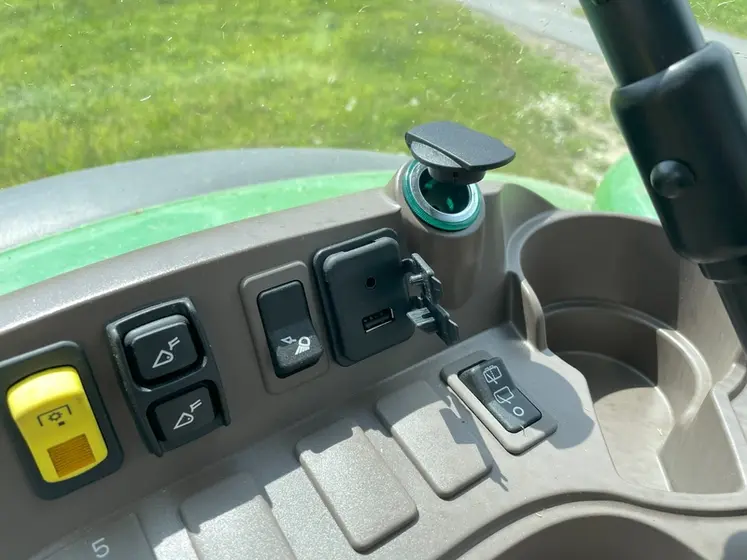 <em class="placeholder">Prises électrique et USB de tracteur John Deere 5M</em>