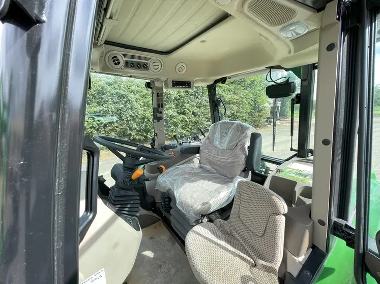 <em class="placeholder">Sièges passager et chauffeur de tracteur John Deere 5M</em>