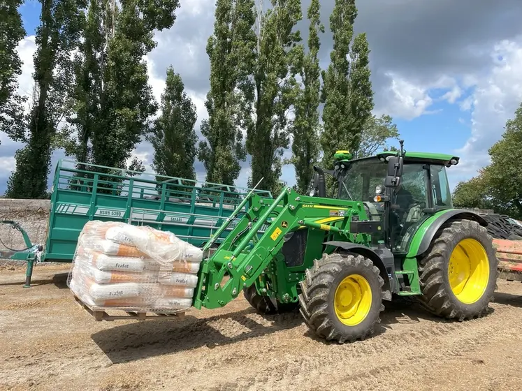 <em class="placeholder">Tracteur John Deere 5130M avec chargeur frontal</em>