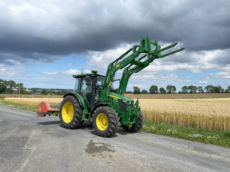 <em class="placeholder">Tracteur John Deere 5130M sur la route, avec chargeur frontal et broyeur.</em>