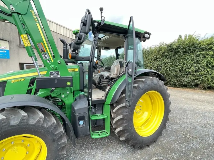 <em class="placeholder">Vue de la cabine avec la porte ouverte de tracteur John Deere 5M</em>