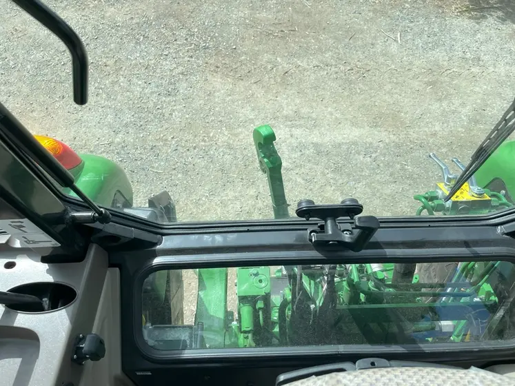 <em class="placeholder">Vitre inférieure arrière du tracteur John Deere 5130M dégageant la visibilité sur le relevage trois points et le crochet d&#039;attelage</em>