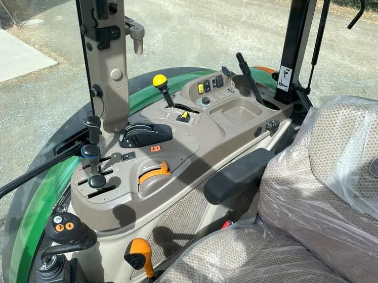 <em class="placeholder">Console droite de tracteur John Deere 5M avec trois distributeurs hydrauliques à commande mécanique</em>