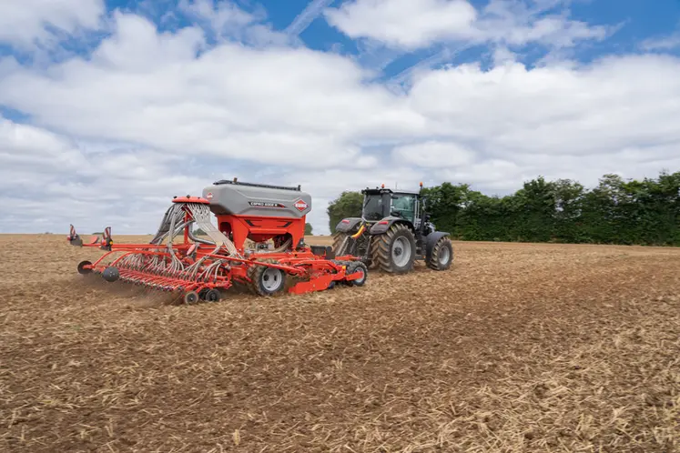 <em class="placeholder">Semoir traîné Kuhn Espro 1002 attelé à un tracteur Massey Ferguson</em>