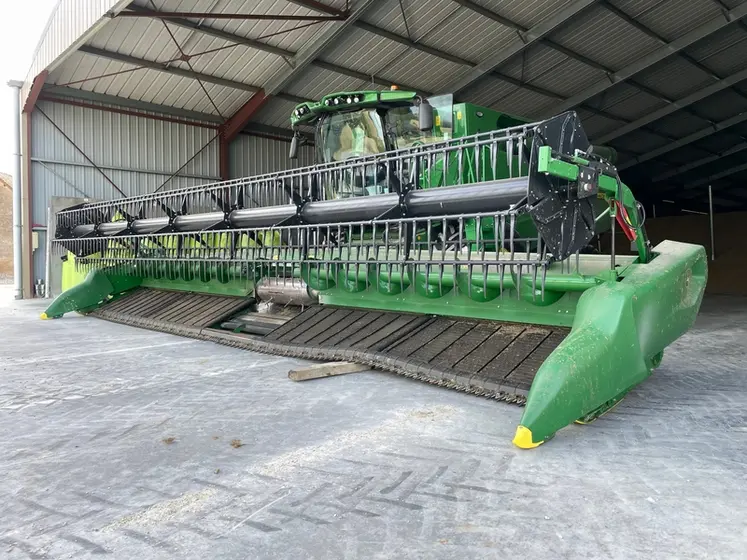 <em class="placeholder">Coupe flexible Draper John Deere attelée à une moissonneuse-batteuse John Deere</em>