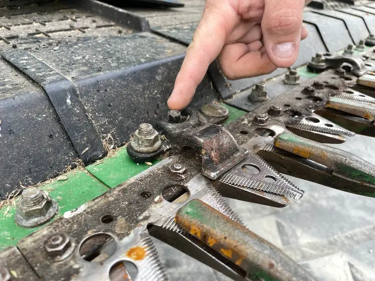 <em class="placeholder">Crapauds de lamier à sections de coupe flexible Draper John Deere </em>