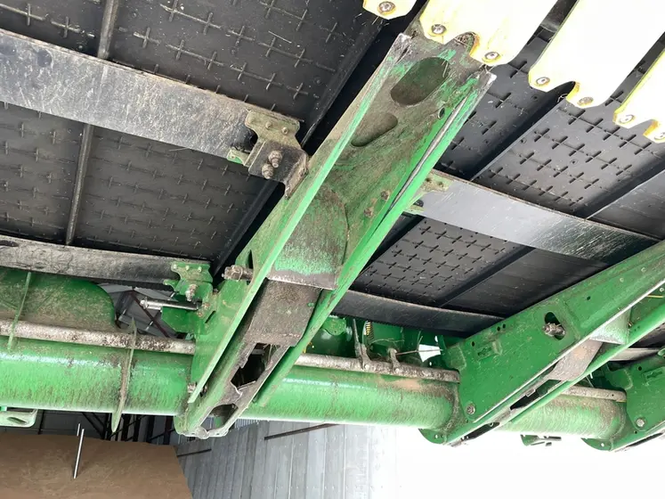 <em class="placeholder">Bras de rigidification de coupe flexible Draper John Deere </em>