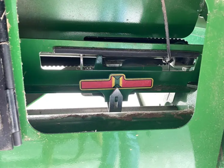 <em class="placeholder">Système de contrôle de la tension des tapis sur coupe flexible Draper John Deere </em>