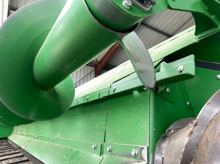 <em class="placeholder">Racleur de la vis supérieure de coupe flexible Draper John Deere</em>