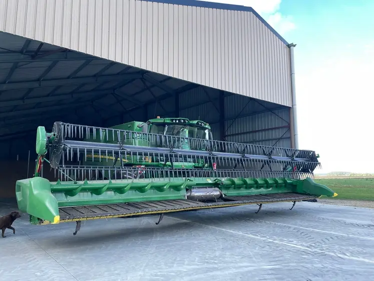 <em class="placeholder">Coupe flexible Draper John Deere attelée à une moissonneuse-batteuse John Deere</em>