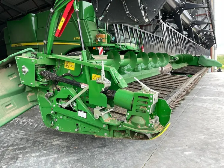 <em class="placeholder">Coupe flexible Draper John Deere avec les capots ouverts et les carters retirés</em>