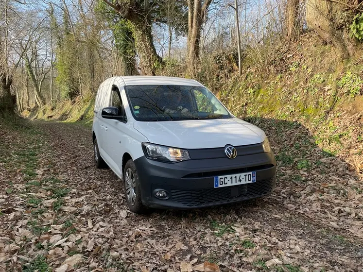 <em class="placeholder">Fourgonnette Volkswagen Caddy Cargo dans un chemin de terre recouvert de feuille</em>