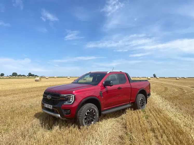 <em class="placeholder">Pick-up Ford Ranger 2024 à cabine approfondie dans un champ de blé fraichement récolté</em>