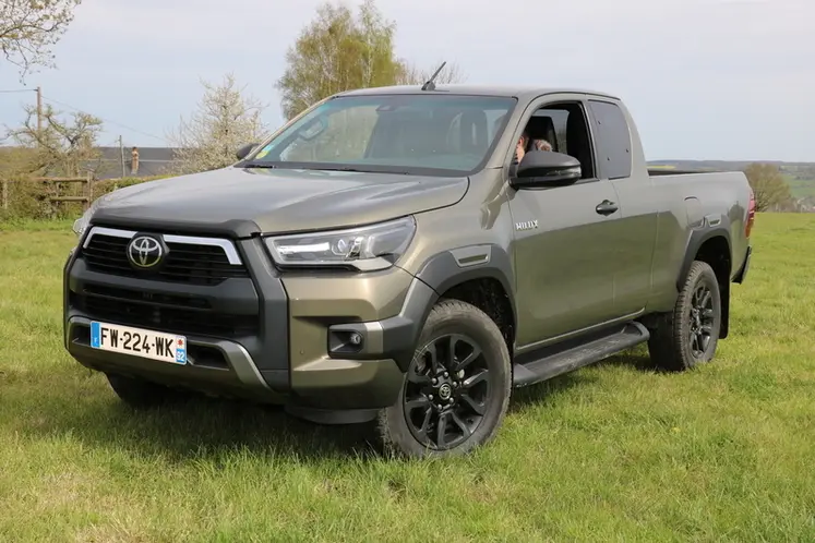 <em class="placeholder">Pick-up utilitaire Toyota Hilux à cabine approfondie dans un champ</em>