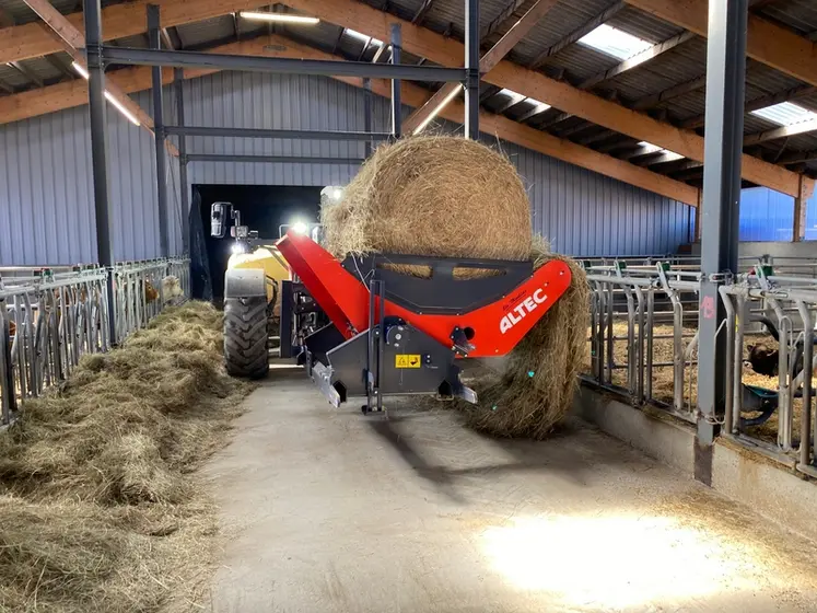 <em class="placeholder">Dérouleuse Altec distribuant une balle de foin</em>