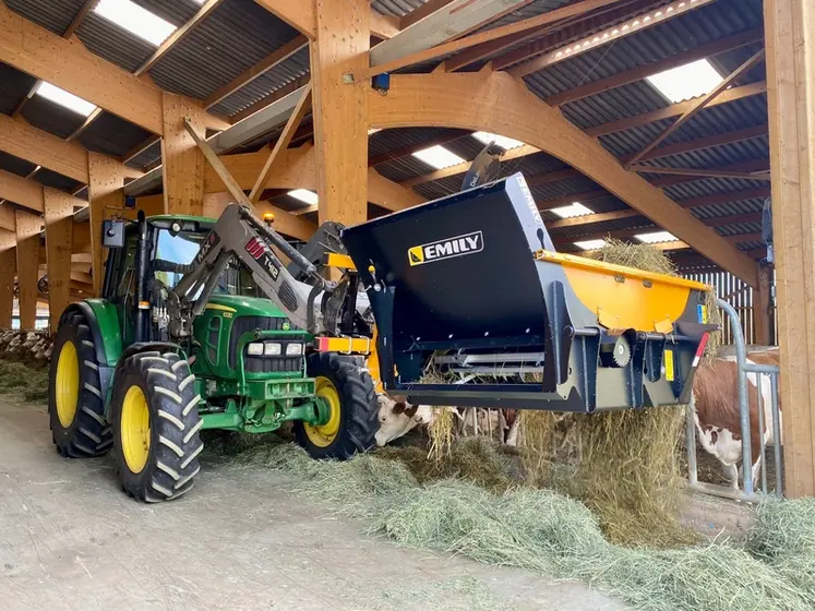 <em class="placeholder">Derouleuse Emily attelée sur un chargeur frontal d&#039;un tracteur John Deere</em>