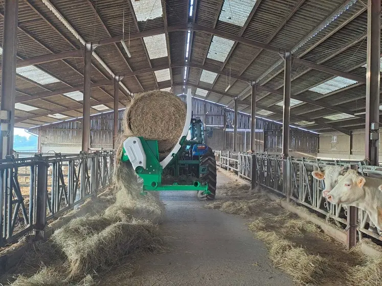 <em class="placeholder">Dérouleuse Hustler sur relevage trois points d&#039;un tracteur New Holland</em>