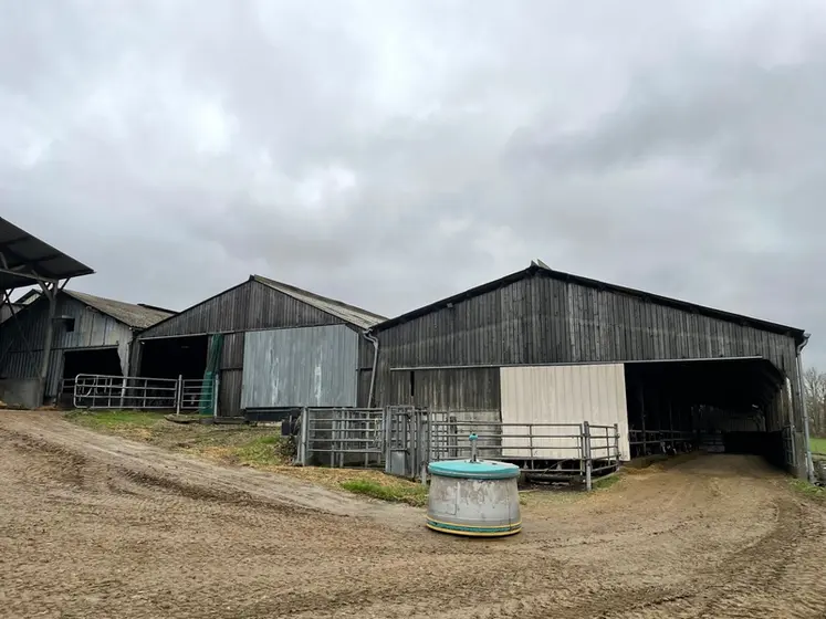 <em class="placeholder">Robot repousse fourrage CRD Alim Big circulant à l&#039;extérieur des bâtiments sur une rampe avec une pente de 16 % au Gaec du Rocher à Saint-Loup-du-Gast (Mayenne)</em>