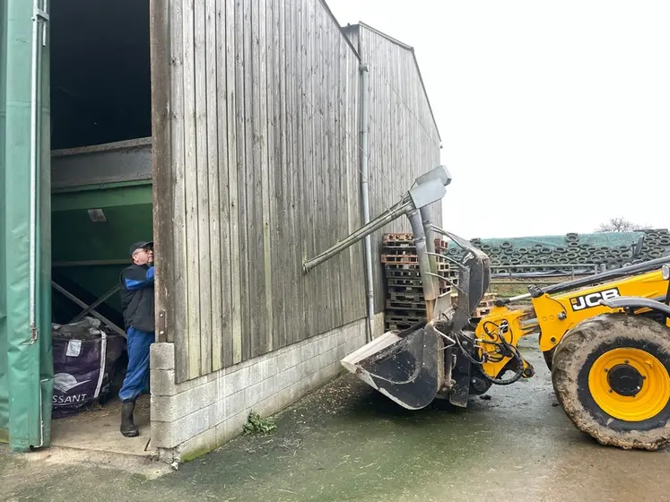 <em class="placeholder">Vis sans fin remplissant d&#039;aliments concentrés le godet d&#039;une chargeuse articulée à bras télescopique JCB TM320S</em>