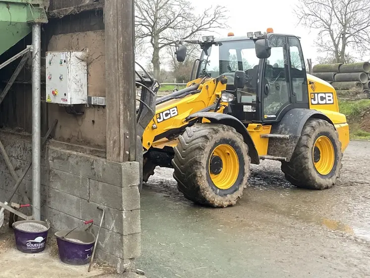 <em class="placeholder">Chargeuse articulée à bras télescopique JCB TM320S du Gaec du Rocher à Saint-Loup-du-Gast (Mayenne)</em>
