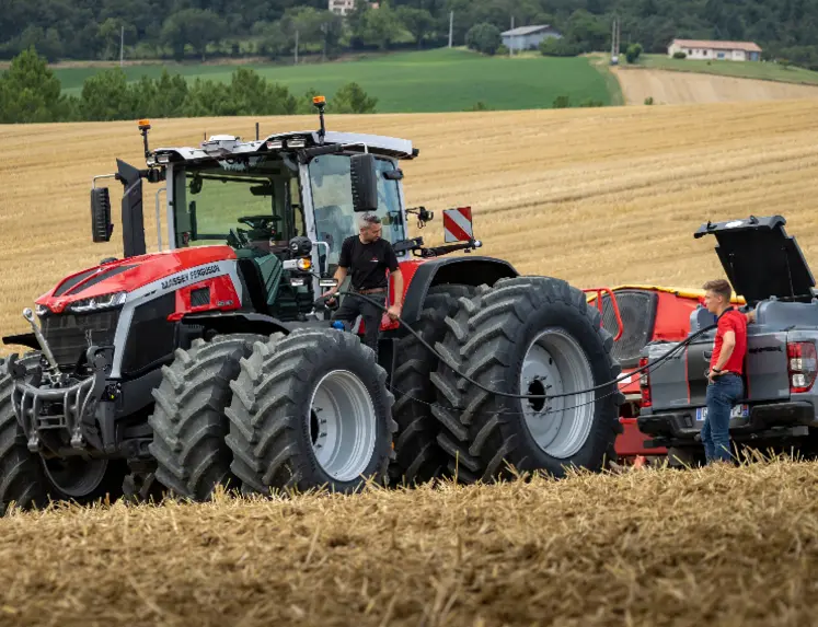 <em class="placeholder">Tracteur Massey Ferguson MF 9S.425 jumelé auquel on fait le plein de GNR. </em>