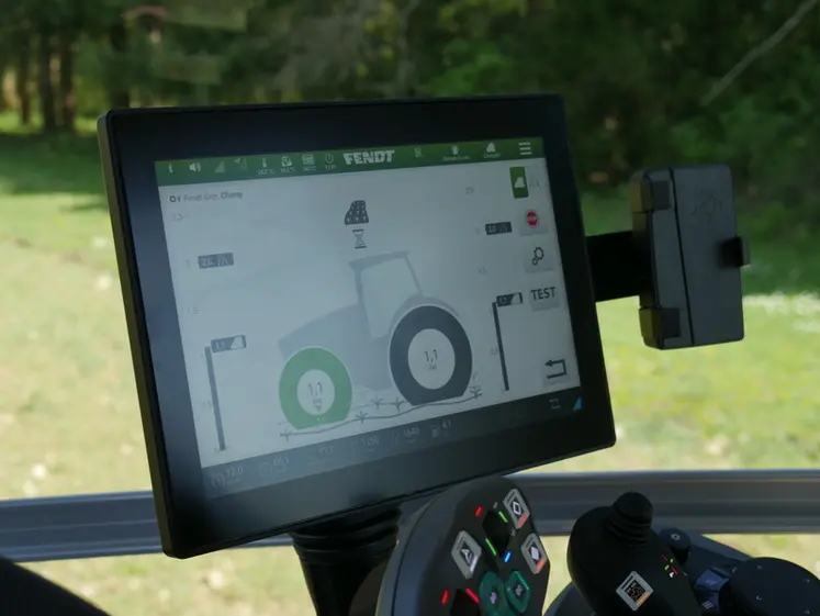 <em class="placeholder">Terminal tracteur Fendt affichant les informations de la pression des pneumatiques</em>