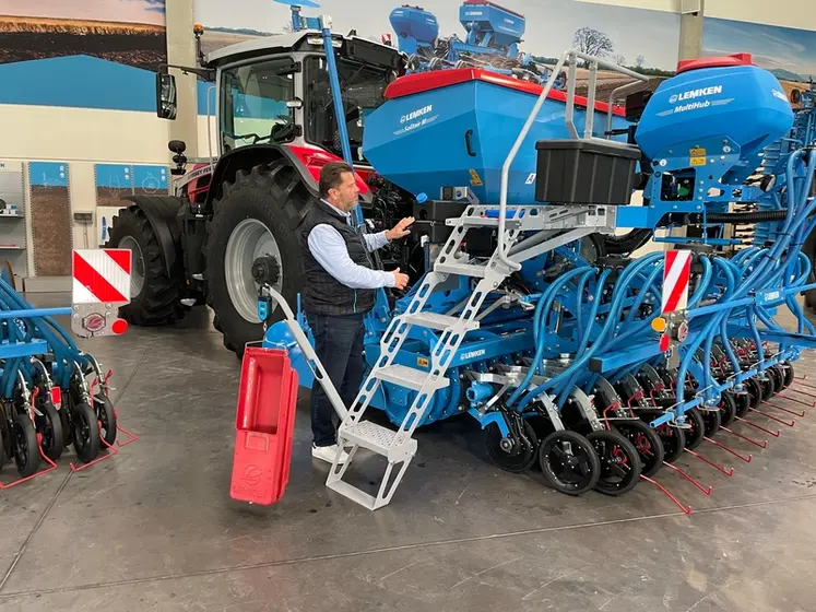 <em class="placeholder">Semoir en ligne pneumatique Lemken Solitair MR</em>