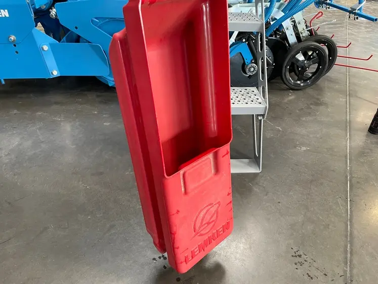<em class="placeholder">Bac d&#039;étalonnage du semoir en ligne pneumatique Lemken Solitair MR</em>