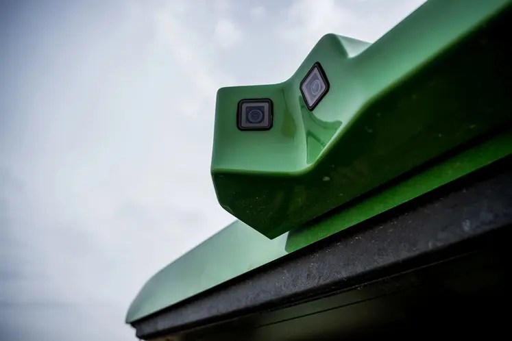 <em class="placeholder">Caméras sur tracteur autonome John Deere 9RX</em>