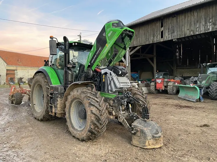 <em class="placeholder">Tracteur Deutz-Fahr 6180 TTV avec le capot ouvert en position d&#039;entretien périodique.</em>