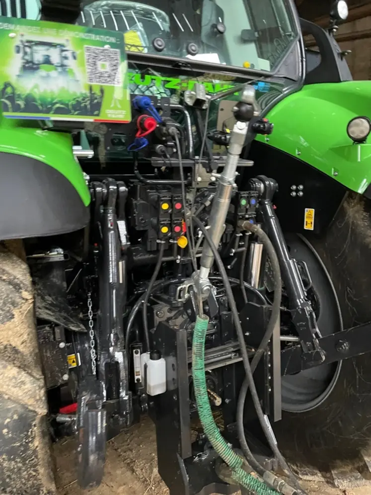 <em class="placeholder">Vue sur l&#039;attelage arrière du tracteur Deutz-Fahr 6180 TTV.</em>
