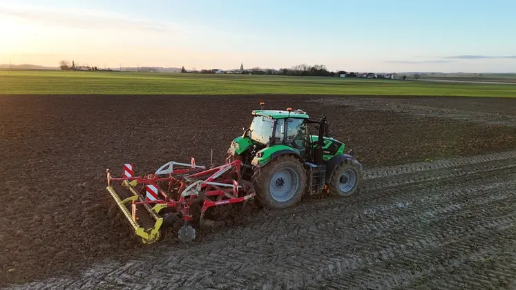 <em class="placeholder">Tracteur Deutz-Fahr 6180 TTV au déchaumage avec un déchaumeur à dent Pöttinger Synkro 3500 de 3,5 m de large. </em>