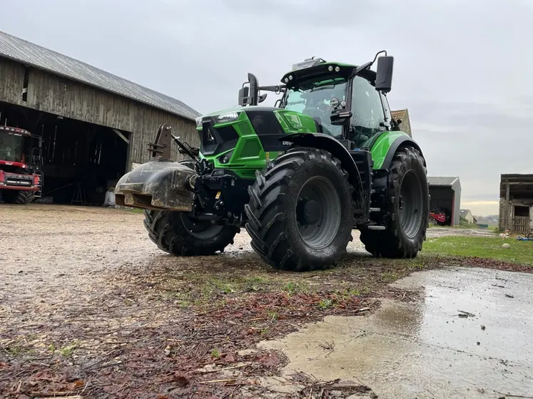 <em class="placeholder">Tracteur Deutz-Fahr 6180 TTV dans la cours de ferme.</em>