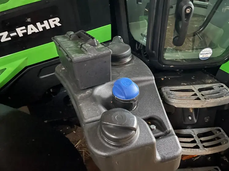 <em class="placeholder">Bouchons de réservoir du tracteur Deutz-Fahr 6180 TTV.</em>