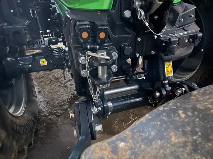 <em class="placeholder">Gros plan sur le relevage avant du tracteur Deutz-Fahr 6180 TTV.</em>
