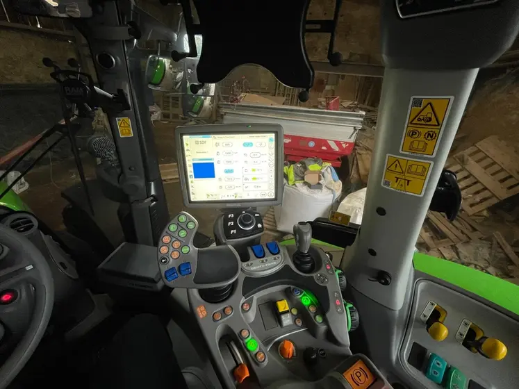 <em class="placeholder">Vue sur l&#039;accoudoir principal du tracteur Deutz-Fahr 6180 TTV.</em>