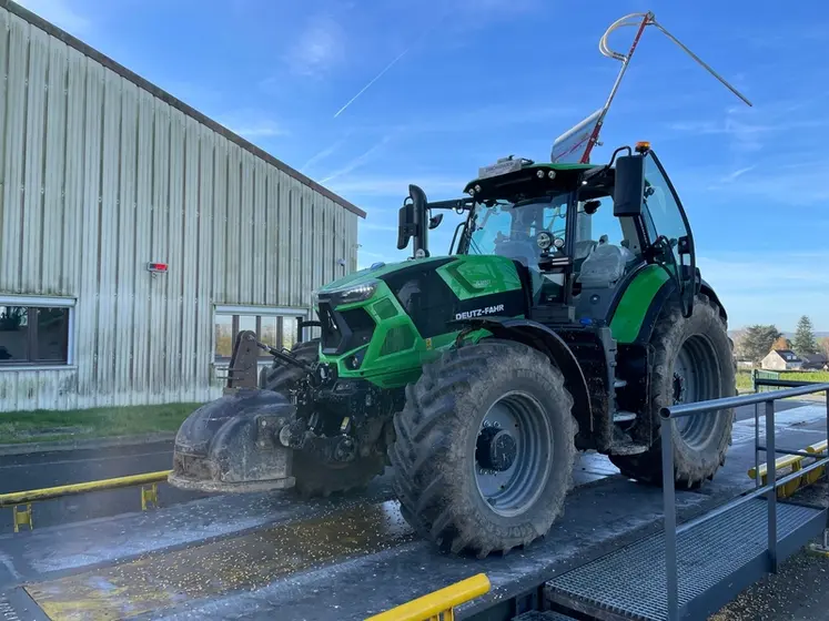 <em class="placeholder">Tracteur Deutz-Fahr 6180 TTV à la pesée de la coopérative.</em>