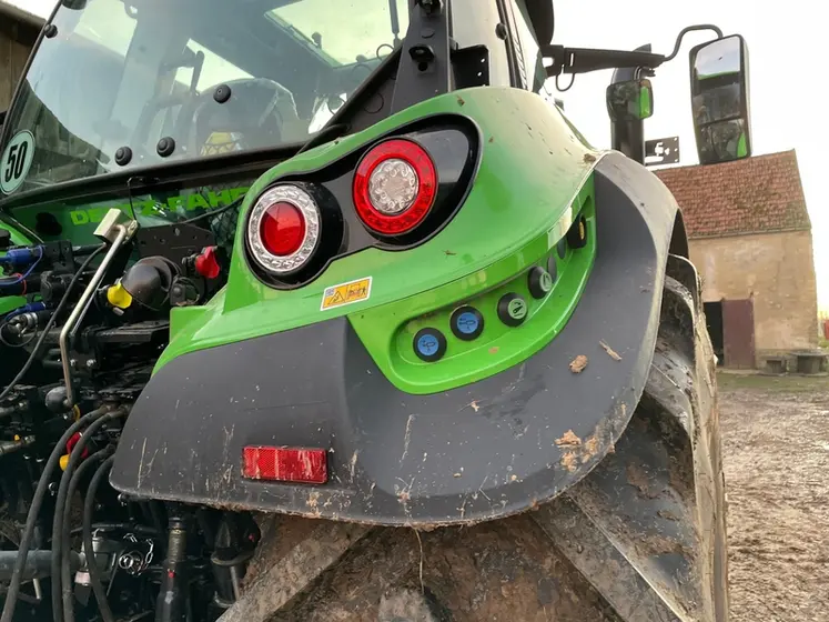<em class="placeholder">Vue sur les boutons de commandes de l&#039;aile arrière du tracteur Deutz-Fahr 6180 TTV.</em>