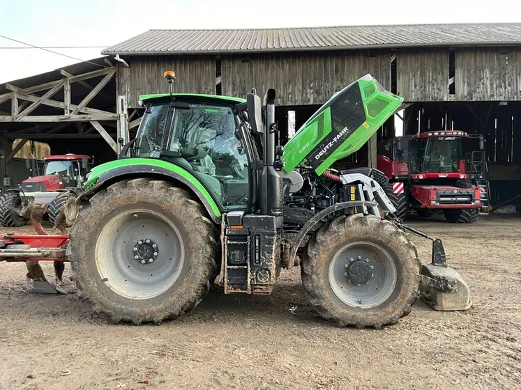 <em class="placeholder">Vu de coté du tracteur Deutz-Fahr 6180 TTV.</em>