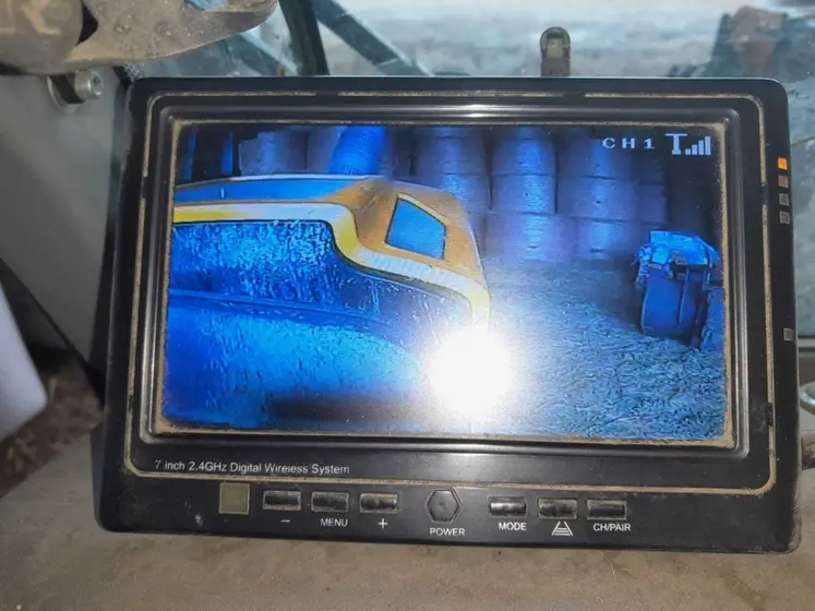 <em class="placeholder">Terminal placé en cabine du chargeur telescopique Dieci recevant le retour en image des caméras</em>
