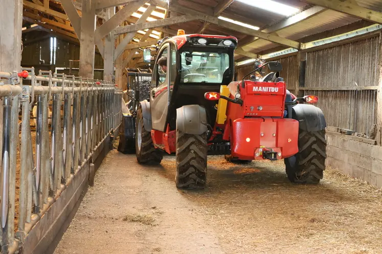 <em class="placeholder">Chargeur télescopique Manitou dans un batiment d&#039;élevage.</em>