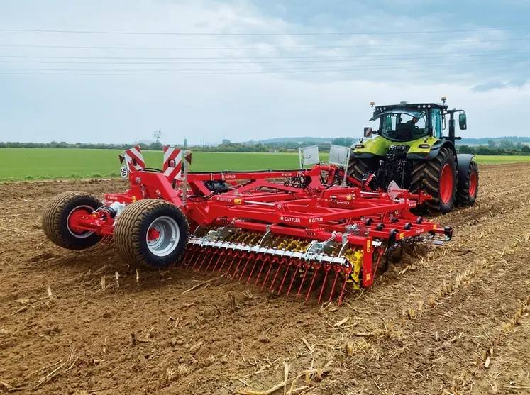 <em class="placeholder">cultivateur Güttler Feldmeister LK 60 en action derrière un tracteur Claas.</em>