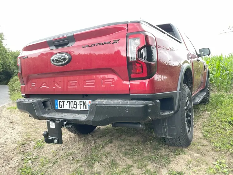 <em class="placeholder">Vue arrière du Ford Ranger Wildtrak X SuperCab avec crochet d&#039;attelage</em>