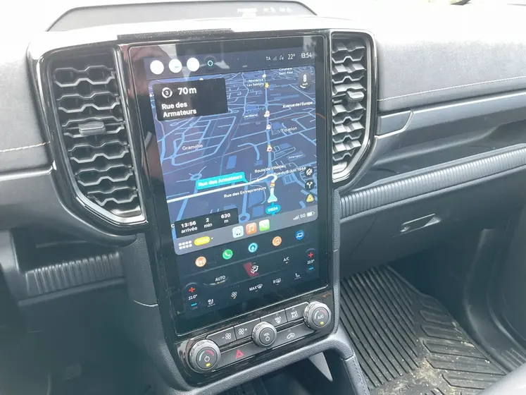 <em class="placeholder">Ecran de Ford Ranger Wildtrak X SuperCab avec application de navigation Waze</em>
