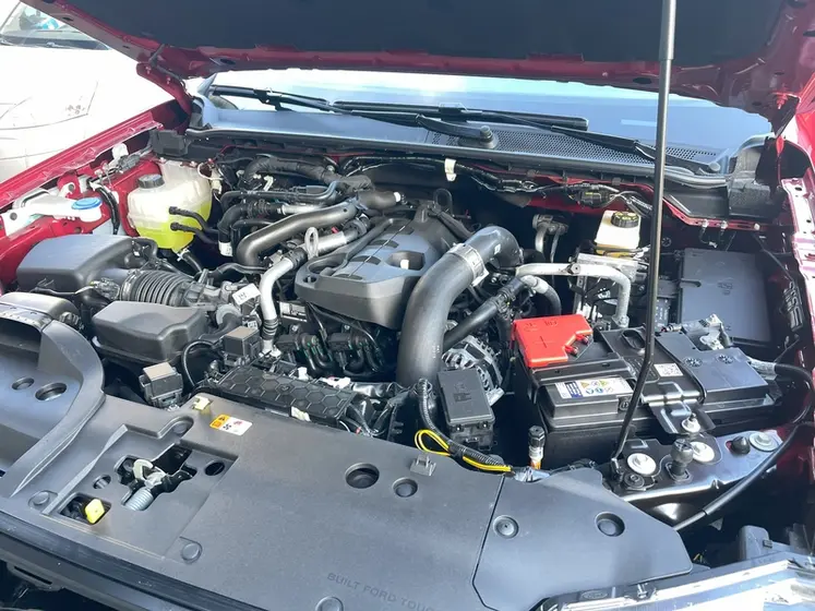 <em class="placeholder">Vue du compartiment moteur du Ford Ranger Wildtrak X</em>