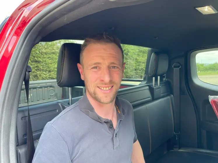 <em class="placeholder">Guillaume Bataille, agriculteur dans le Calvados, assis à l&#039;arrière du Ford Ranger Wildtrak X SuperCab</em>