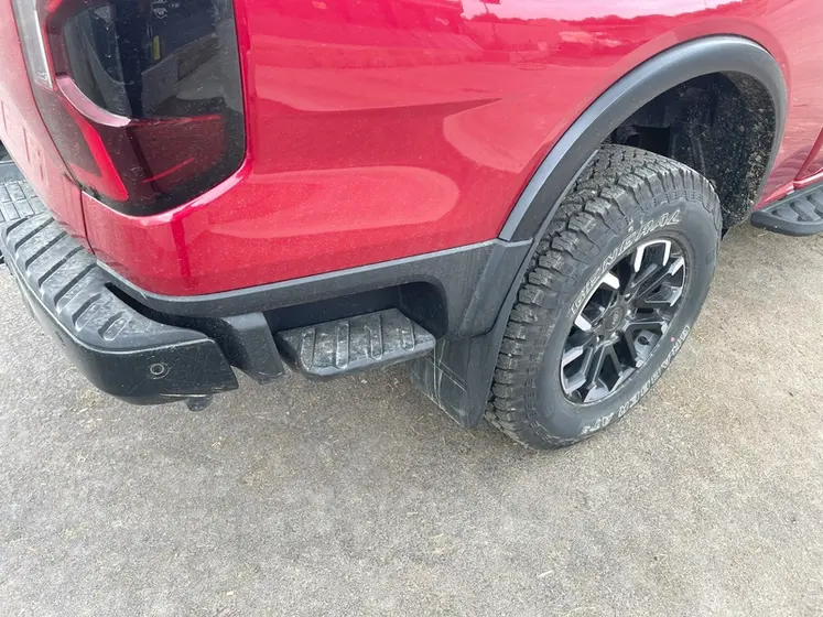 <em class="placeholder">Marchepied pour accéder dans la benne arrière du Ford Ranger Wildtrak X SuperCab</em>