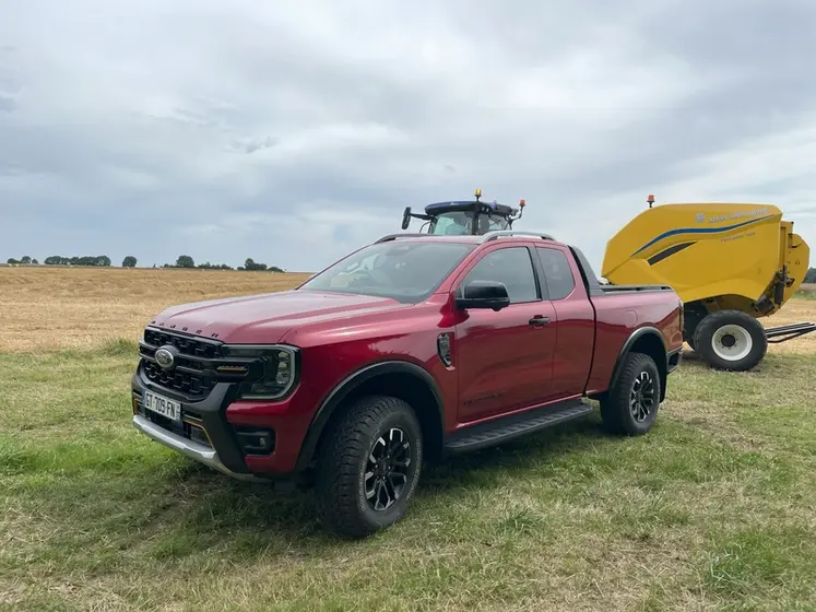 <em class="placeholder">Ford Ranger Wildtrak X sur des chaumes d&#039;orge avec presse New Holland Pro-Belt et tracteur New Holland T7.210</em>