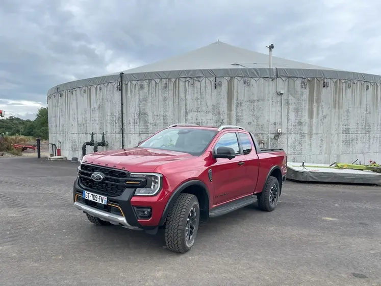 <em class="placeholder">Ford Ranger Wildtrak X devant unité de méthanisation</em>